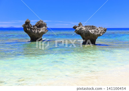 [Okinawa Prefecture] Heart Rock on Kouri Island (Tinu Beach) under a clear blue sky 141100454