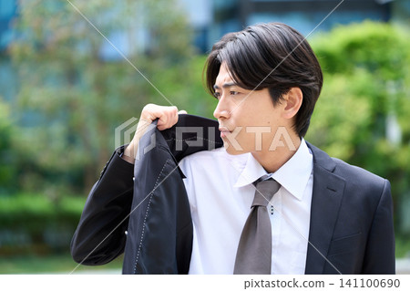 擔心體味的亞裔商人 141100690