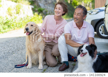 和一對老年夫婦以及他們的兩隻狗一起自駕遊 和一對老年夫婦以及他們的兩隻狗一起自駕遊 141100924
