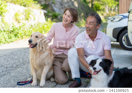 和一對老年夫婦以及他們的兩隻狗一起自駕遊 和一對老年夫婦以及他們的兩隻狗一起自駕遊 141100925