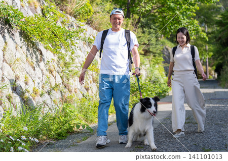 一對年輕夫婦帶著他們的寵物——一隻邊境牧羊犬——旅行。 141101013