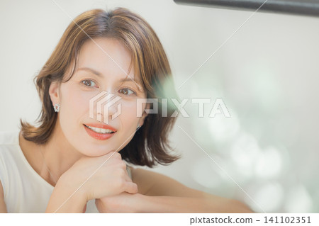 40多歲的女性 40多歲的女性 141102351