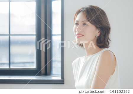 40多歲的女性 40多歲的女性 141102352