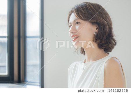 Women in their 40's Women in their 40's 141102356