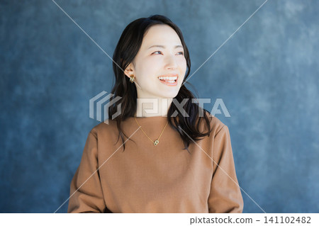 有智能手機的女商人 有智能手機的女商人 141102482
