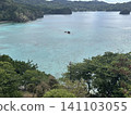 一艘沉船漂浮在海面上 141103055