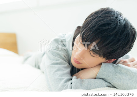 男性在床上放鬆 男性在床上放鬆 141103376