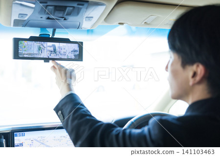 一位年輕的商人駕車 一位年輕的商人駕車 141103463