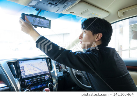 一位年輕的商人駕車 一位年輕的商人駕車 141103464