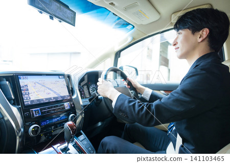 一位年輕的商人駕車 141103465