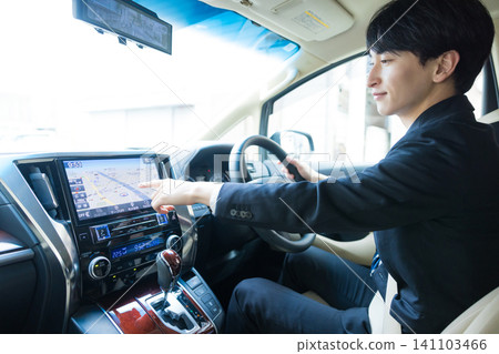 一位年輕的商人駕車 一位年輕的商人駕車 141103466