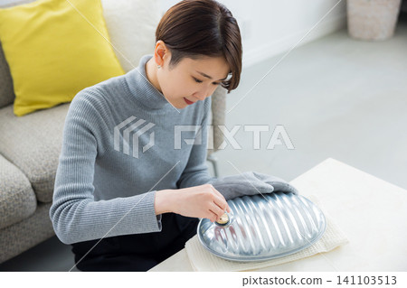 使用熱水瓶的女人 使用熱水瓶的女人 141103513