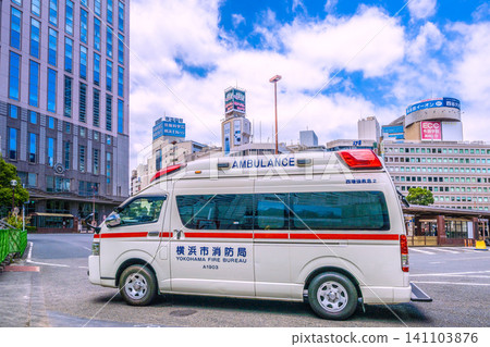 日本橫濱雨季的短暫間歇…酷熱難耐…從橫濱站西口望去,救護車和其他車輛鱗次櫛比 = 9th 日本橫濱雨季的短暫間歇…酷熱難耐…從橫濱站西口望去,救護車和其他車輛鱗次櫛比 = 9th 141103876