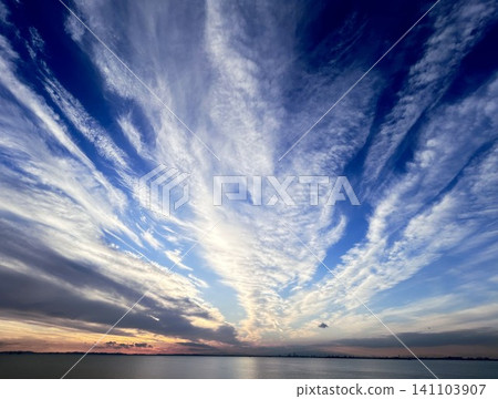 美麗的多雲天空 美麗的多雲天空 141103907