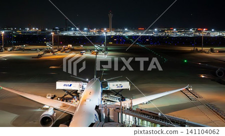 機場夜景;全日空飛機上的餐點配送服務。 機場夜景;全日空飛機上的餐點配送服務。 141104062