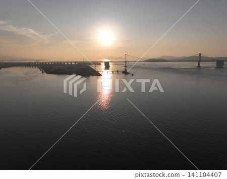 瀨戶大橋,在冬日夜晚的燈光映襯下,從北備山延伸至南備山。 瀨戶大橋,在冬日夜晚的燈光映襯下,從北備山延伸至南備山。 141104407