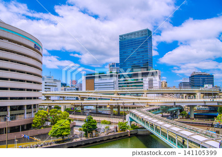 日本橫濱城市景觀:雨季間歇…夏日晴空…橫濱站東口。眺望橫濱綜合百貨、橫濱站、列車等。 = 7月9日 日本橫濱城市景觀:雨季間歇…夏日晴空…橫濱站東口。眺望橫濱綜合百貨、橫濱站、列車等。 = 7月9日 141105399