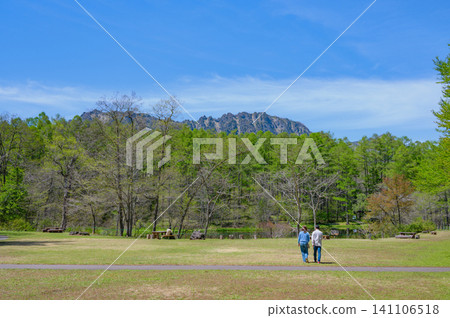 [Togakushi Forest Botanical Garden] Greenery over Midorigaike Pond and the Togakushi mountain range [Togakushi, Nagano City] 141106518