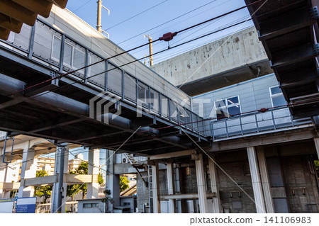 A low-angle view of the pedestrian overpass connecting the station's ticket gate level and the free passage, and its powerful steel beams. A low-angle view of the pedestrian overpass connecting the station's ticket gate level and the free passage, and its powerful steel beams. 141106983