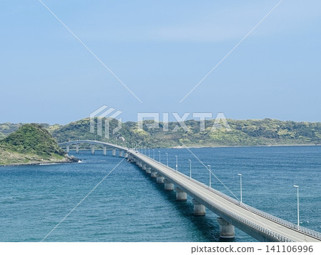 橫跨碧綠海的角島大橋:展現山口縣令人嘆為觀止的景色。 橫跨碧綠海的角島大橋:展現山口縣令人嘆為觀止的景色。 141106996