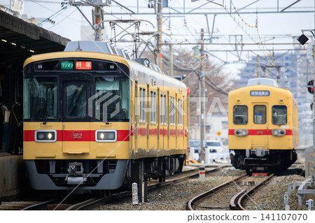 A 7050 series train and a 600 series train (Nishitetsu) passing each other at Kashii Hanazono-mae Station. A 7050 series train and a 600 series train (Nishitetsu) passing each other at Kashii Hanazono-mae Station. 141107070