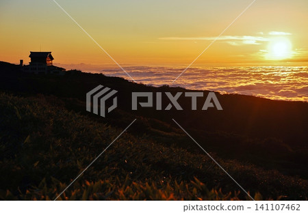 Sunset over the sea of clouds 141107462