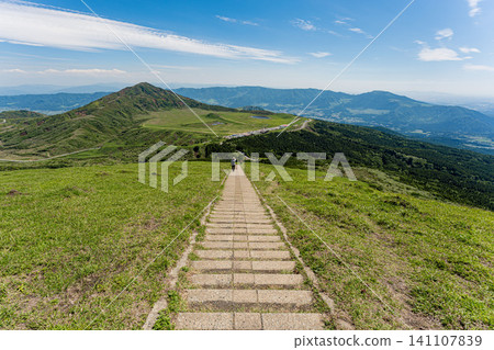 日本:從熊本縣雄偉的阿蘇山脈木島嶽山頂眺望草千里海灘,晴空萬裡。 日本:從熊本縣雄偉的阿蘇山脈木島嶽山頂眺望草千里海灘,晴空萬裡。 141107839