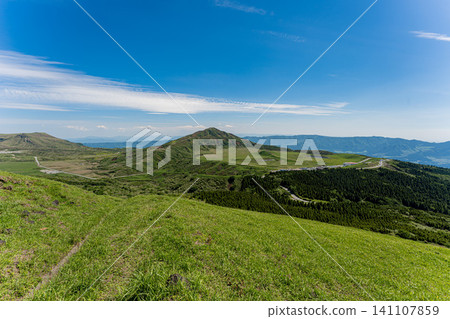 日本：從熊本縣雄偉的阿蘇山脈木島嶽山頂眺望草千里海灘，晴空萬裡。 141107859