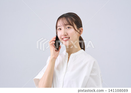 年輕女子在智能手機上交談 年輕女子在智能手機上交談 141108089