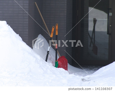 snow shoveling tool snow shoveling tool 141108307