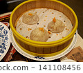 上海一家餐廳用竹蒸籠蒸煮的蟹黃團子（鹽丸）。 141108456