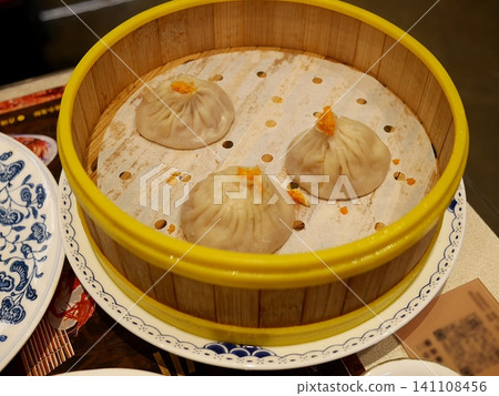 上海一家餐廳用竹蒸籠蒸煮的蟹黃團子(鹽丸)。 上海一家餐廳用竹蒸籠蒸煮的蟹黃團子(鹽丸)。 141108456