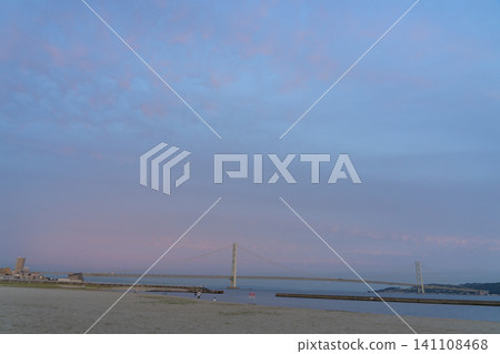傍晚的天空映襯著明石海峽大橋的景色。 傍晚的天空映襯著明石海峽大橋的景色。 141108468