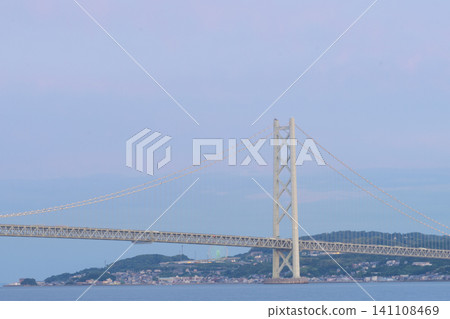 傍晚的天空映襯著明石海峽大橋的景色。 傍晚的天空映襯著明石海峽大橋的景色。 141108469