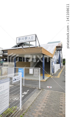 Elevators and escalators are installed at the south exit of Samukawa Station on the JR Sagami Line. Elevators and escalators are installed at the south exit of Samukawa Station on the JR Sagami Line. 141108611