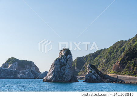 風景優美，巨大的岩石從海中拔地而起，與蔚藍的天空交相輝映。 141108815