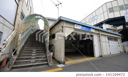 Atsugi Station, served by the JR Sagami Line and the Odakyu Electric Railway's Odakyu Line, is often mistakenly thought to be located in Atsugi City based on its name, but it is actually in Ebina City. Atsugi Station, served by the JR Sagami Line and the Odakyu Electric Railway's Odakyu Line, is often mistakenly thought to be located in Atsugi City based on its name, but it is actually in Ebina City. 141109472