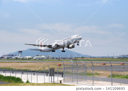 一架日本航空的波音767客機(低調地)從出雲機場起飛。 一架日本航空的波音767客機(低調地)從出雲機場起飛。 141109693