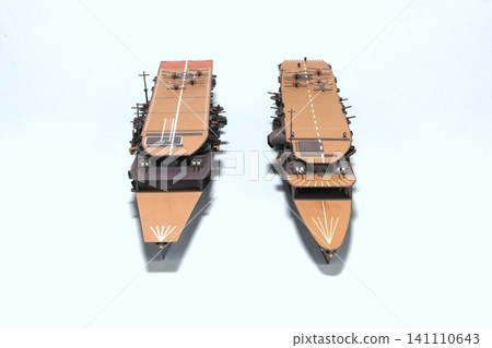 三層甲板航空母艦赤城號(右)和加賀號,原日本帝國海軍。 三層甲板航空母艦赤城號(右)和加賀號,原日本帝國海軍。 141110643