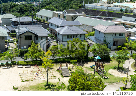 俯瞰居民區和公園的夏日街景。 俯瞰居民區和公園的夏日街景。 141110730