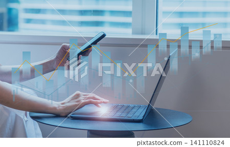 投資和資產管理圖片:一位女士正在用智慧型手機和筆記型電腦查看圖表;技術分析和市場預測。 投資和資產管理圖片:一位女士正在用智慧型手機和筆記型電腦查看圖表;技術分析和市場預測。 141110824
