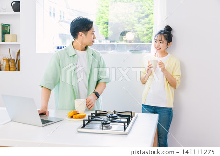 A couple having breakfast in the kitchen: Minimalist lifestyle A couple having breakfast in the kitchen: Minimalist lifestyle 141111275