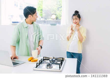A couple having breakfast in the kitchen: Minimalist lifestyle A couple having breakfast in the kitchen: Minimalist lifestyle 141111369