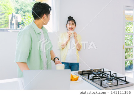 A couple having breakfast in the kitchen 141111396