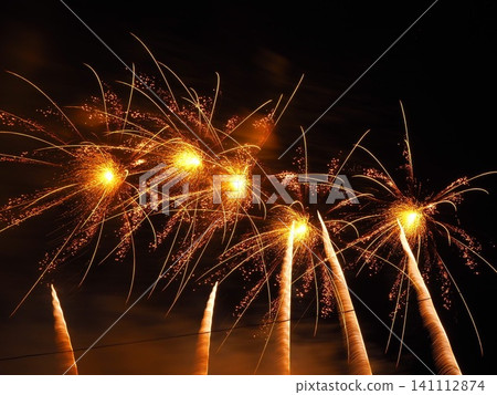 A series of golden fireworks bursts and trails of light from the sky: The Omagari Fireworks Festival in Akita Prefecture A series of golden fireworks bursts and trails of light from the sky: The Omagari Fireworks Festival in Akita Prefecture 141112874