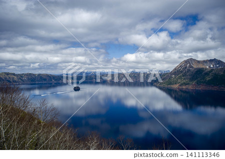 瑪舒湖深藍色的湖面上倒映著山脈和白雲,景色令人嘆為觀止。 瑪舒湖深藍色的湖面上倒映著山脈和白雲,景色令人嘆為觀止。 141113346