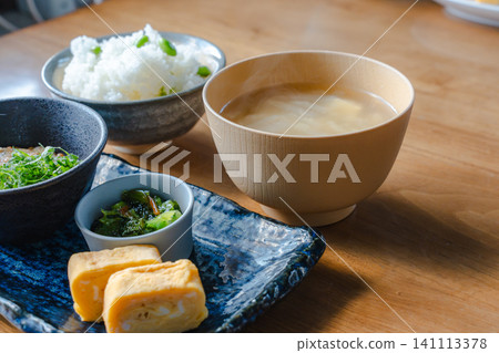 日式早餐,盛放在木桌上 日式早餐,盛放在木桌上 141113378