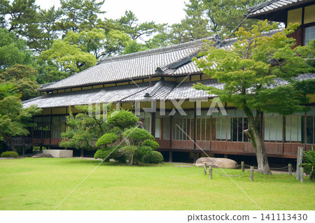 鬱鬱蔥蔥的花園和傳統的日式房屋 鬱鬱蔥蔥的花園和傳統的日式房屋 141113430