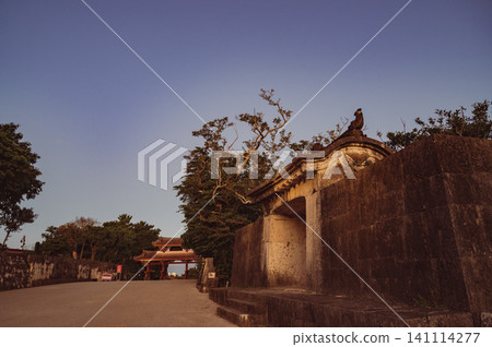 沖繩:黎明時分的園比岩禦瀧石門與守禮門 沖繩:黎明時分的園比岩禦瀧石門與守禮門 141114277