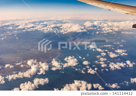 從飛機上俯瞰靜岡縣靜岡市上空的三保鬆原。 從飛機上俯瞰靜岡縣靜岡市上空的三保鬆原。 141114412